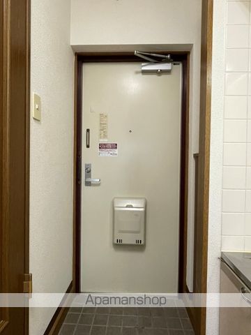 ＪＲ東海道本線 浜松駅 バス乗車時間：12分 最寄りバス停で下車 徒歩1分 4階建 築27年の玄関写真