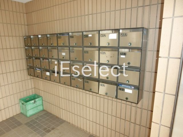 エントランス　ポストございます。