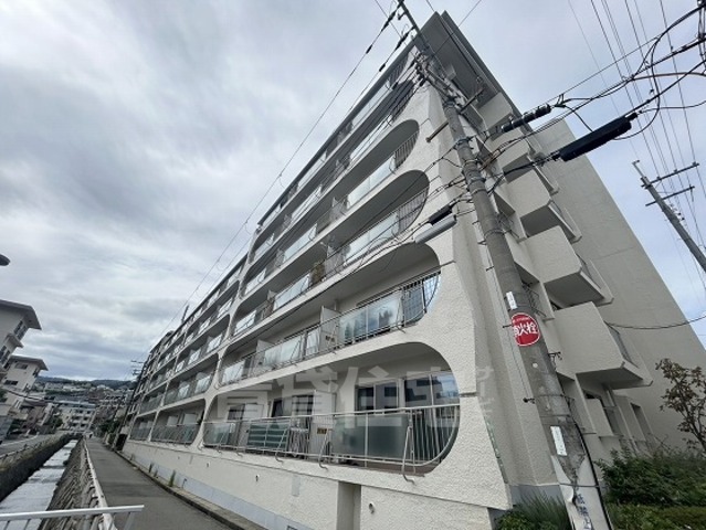 鐘紡夙川台マンションの外観写真