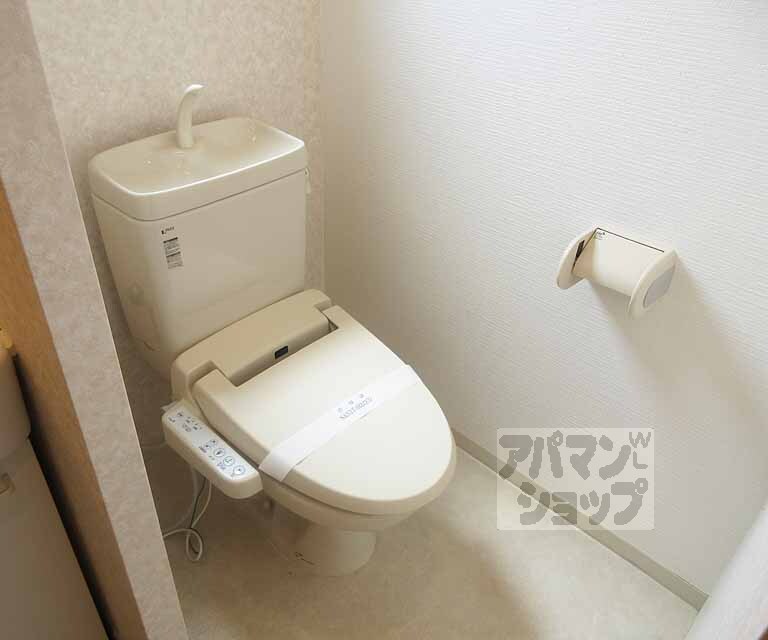 トイレ　ウォシュレット付き。