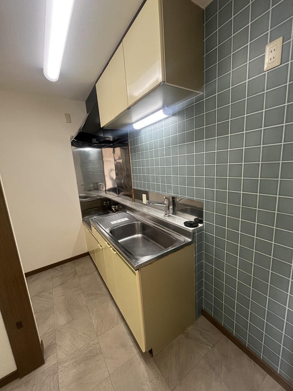 ＪＲ函館本線 旭川駅 バス乗車時間：13分 最寄りバス停で下車 徒歩2分 2階建 築27年のキッチン写真