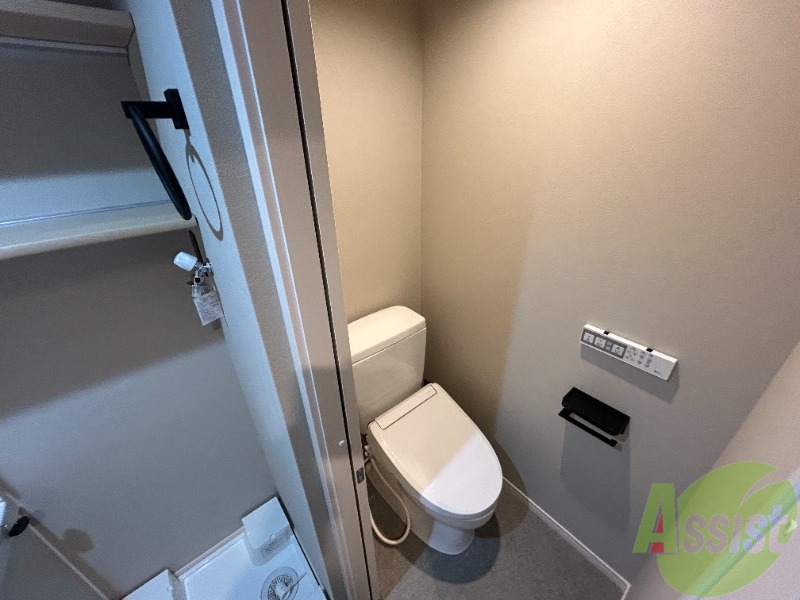 トイレ　トイレになります。温水洗浄がついているので快適ですね。