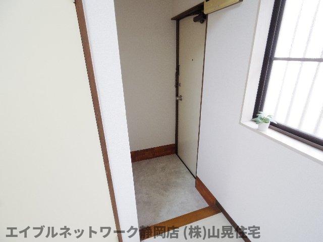 静岡鉄道静岡清水線 音羽町駅 徒歩12分 2階建 築43年の玄関写真