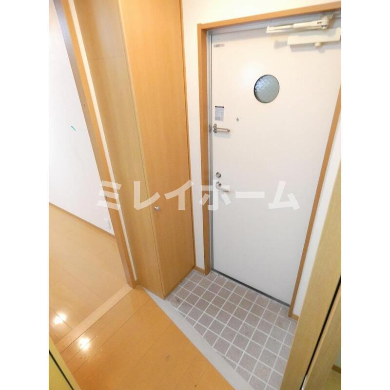 玄関　同建物内、別のお部屋の参考写真になります。