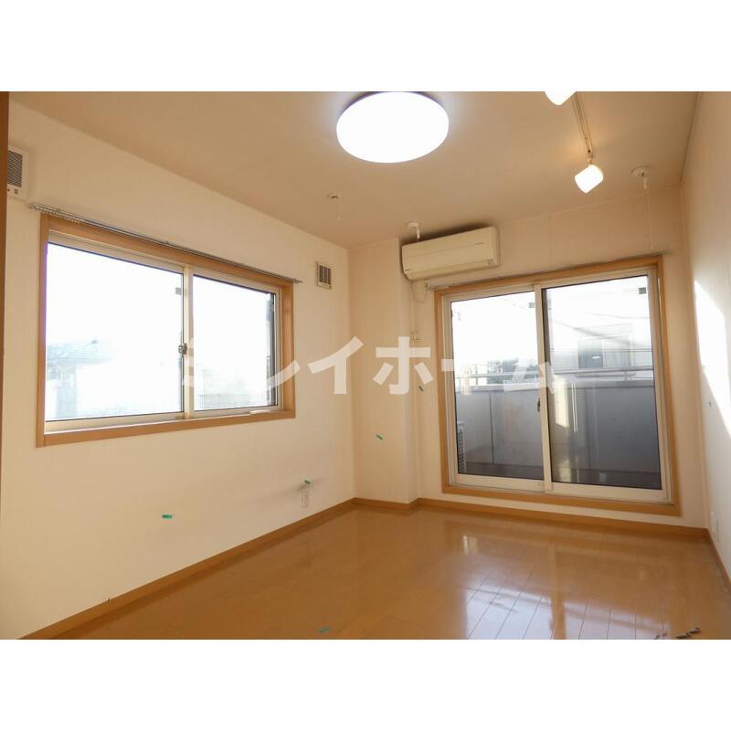 居室・リビング　同建物内、別のお部屋の参考写真になります。