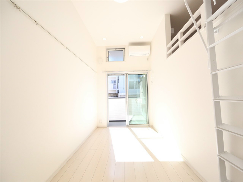 バルコニー　洋室5.6帖　ロフト5.1帖（収納でもお部屋でも使えます）
