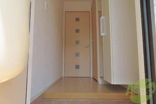 玄関　玄関から入って進むとＬＤＫに繋がります。