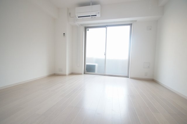 居室・リビング　優しい色合いの床材を使用した居住空間です。