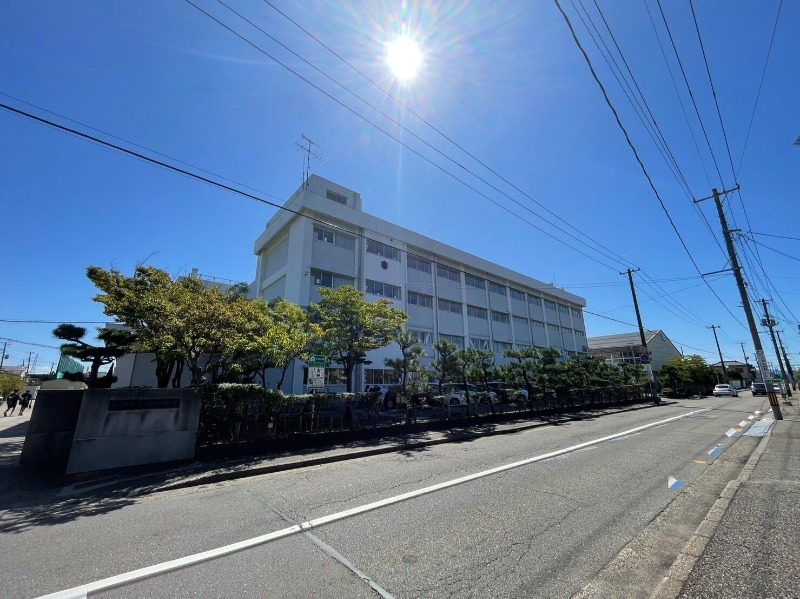 中学校　新潟市立小針中学校（中学校）まで1017m