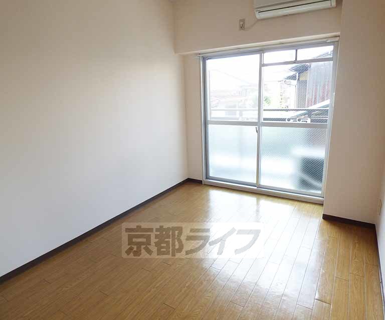 居室・リビング　落ち着いた雰囲気のお部屋です