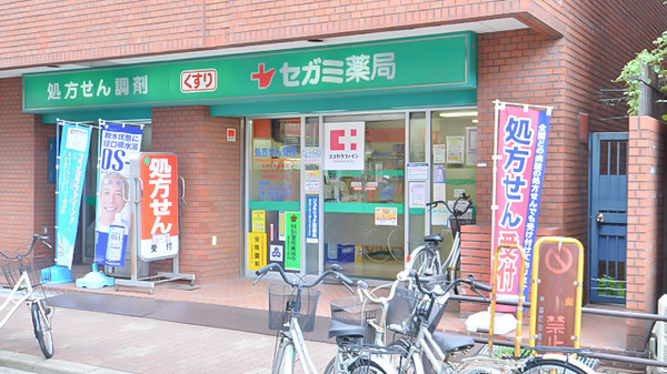 ドラックストア　セガミ薬局日本橋店（ドラッグストア）まで447m