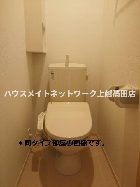 トイレ　温水洗浄暖房便座（参考同室タイプ反転室内写真）