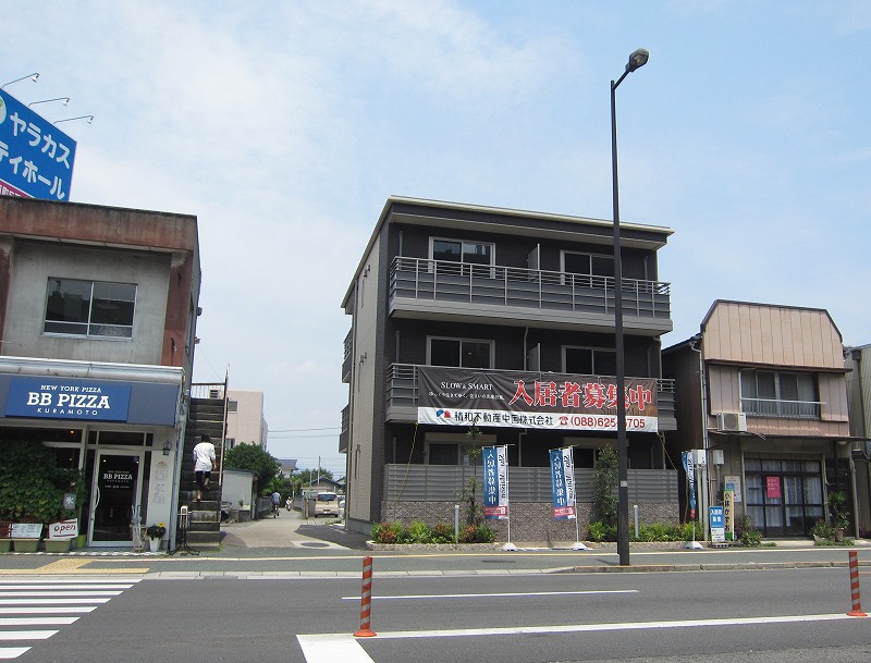 徳島市蔵本町のアパートの建物外観