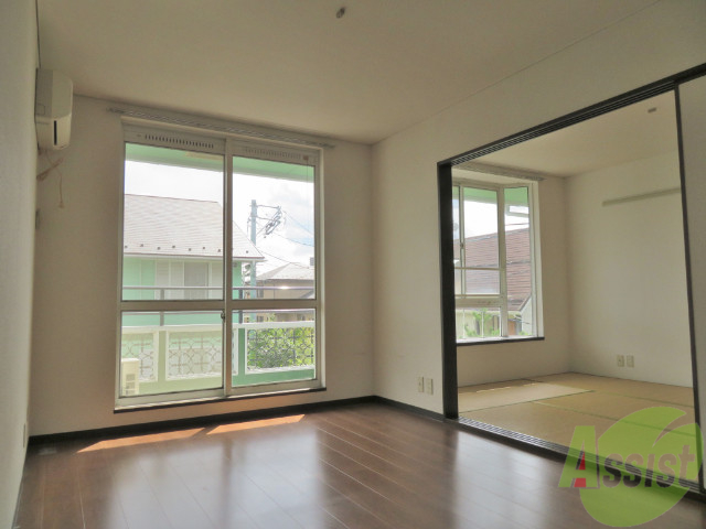 居室・リビング　６帖の洋室です。広々として、きれいですね。