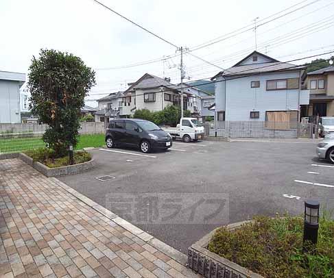 【京都市伏見区日野野色町のアパートの駐車場】