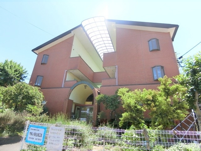 京田辺市三山木西ノ河原のマンションの建物外観