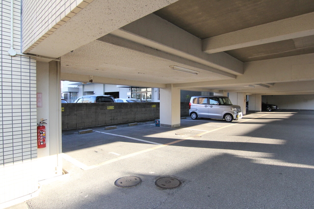 【松山市朝生田町のマンションの駐車場】