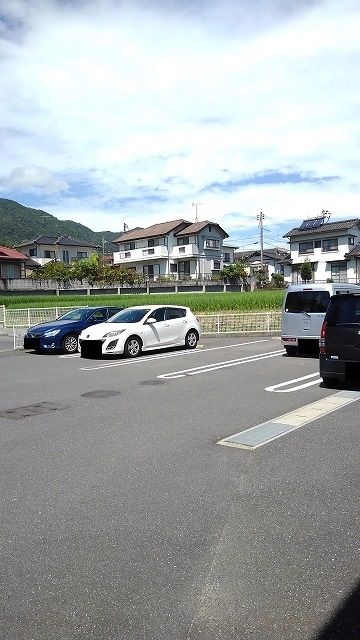 【岩国市青木町のアパートの駐車場】