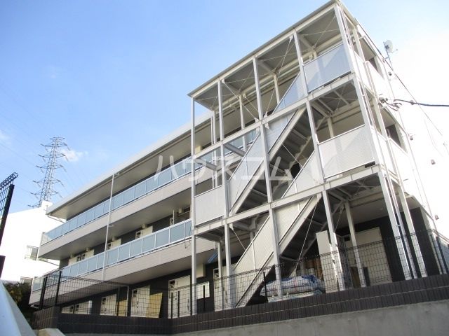 【横浜市青葉区新石川のマンションの建物外観】