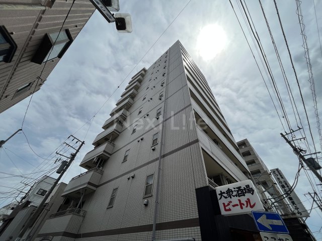 【横浜市中区宮川町のマンションの建物外観】