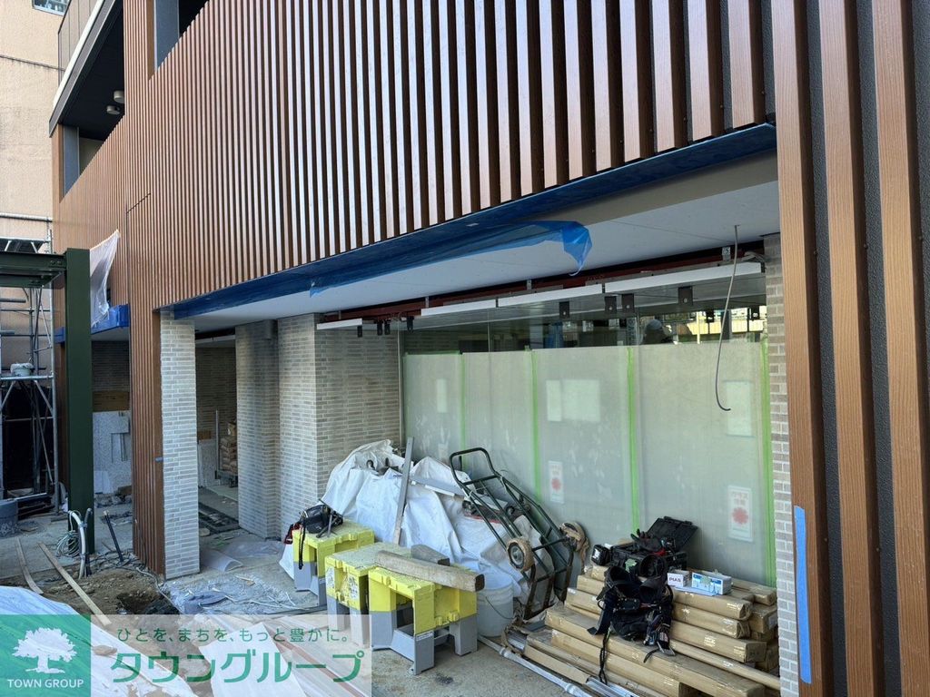 【中野区本町のマンションのエントランス】