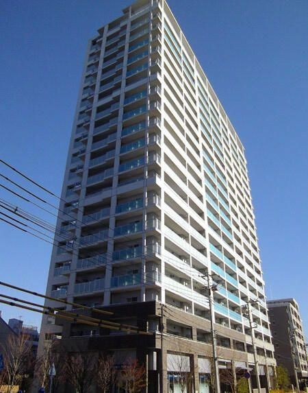 【川崎市中原区新丸子東のマンションの建物外観】