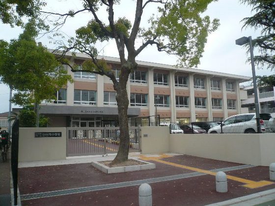 小学校　廿日市市立廿日市小学校（小学校）まで338m