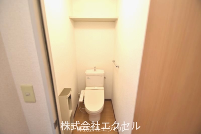 トイレ　温水洗浄便座です。