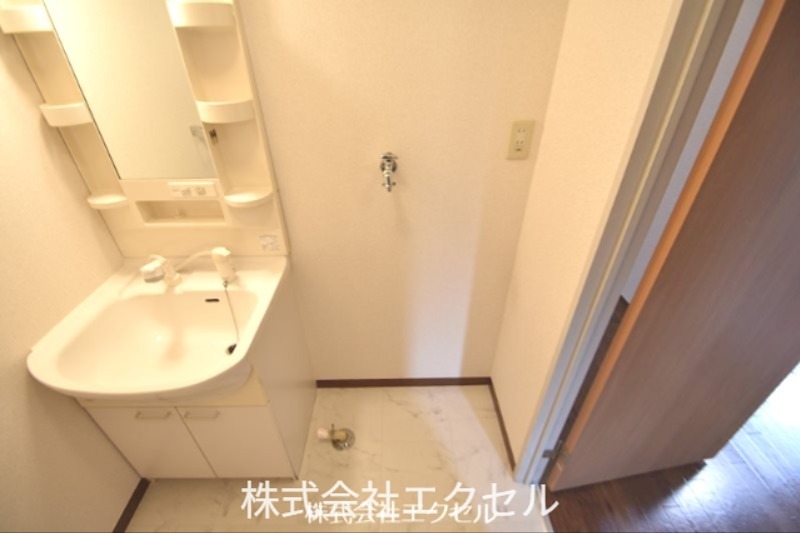 洗面設備　忙しい朝に嬉しい独立洗面台です。