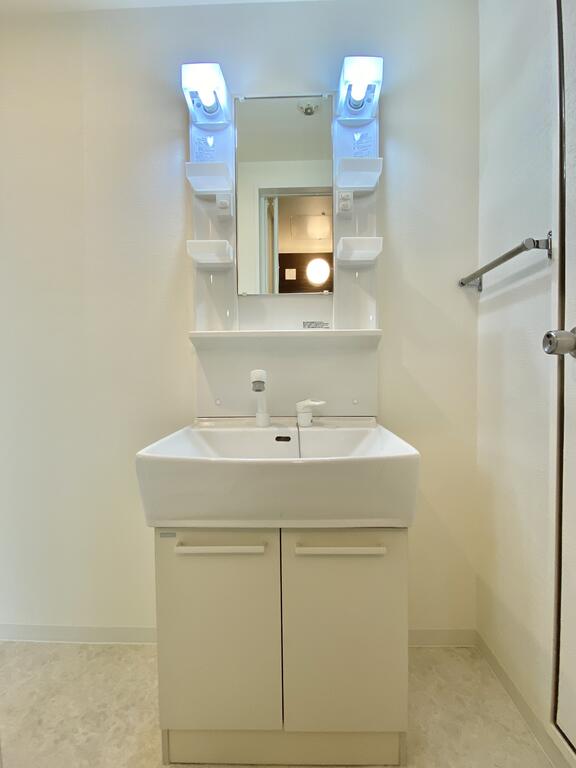 洗面設備　シャワー付きの洗面化粧台