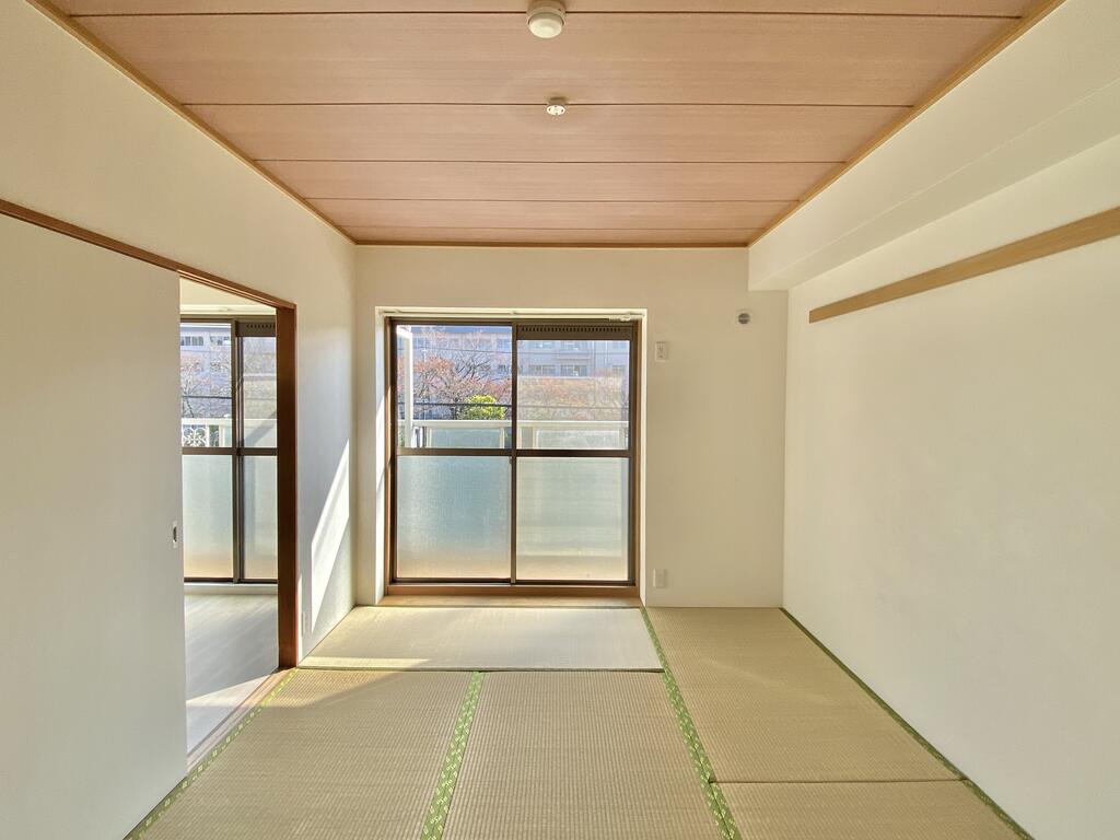 その他部屋・スペース　陽当たりの良い和室。畳表替え済みです。