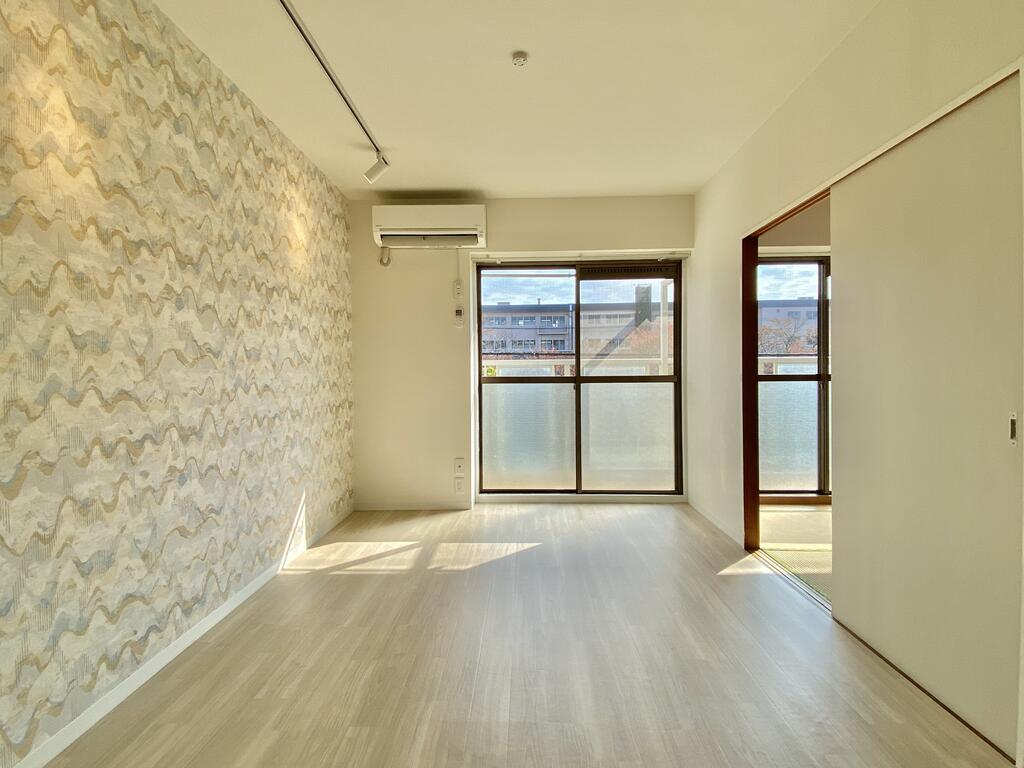 居室・リビング　アクセントクロス・レールスポットライトがとてもお洒落です。