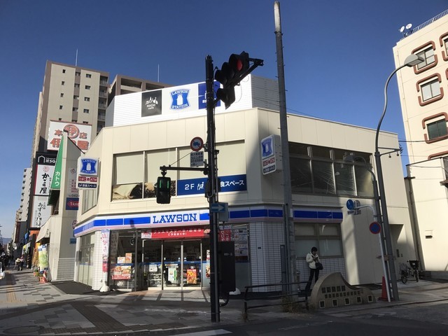 コンビニ　ローソン八王子八日町店（コンビニ）まで129m