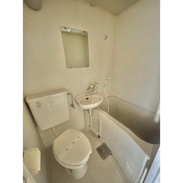 トイレ　※他の号室の参考写真です