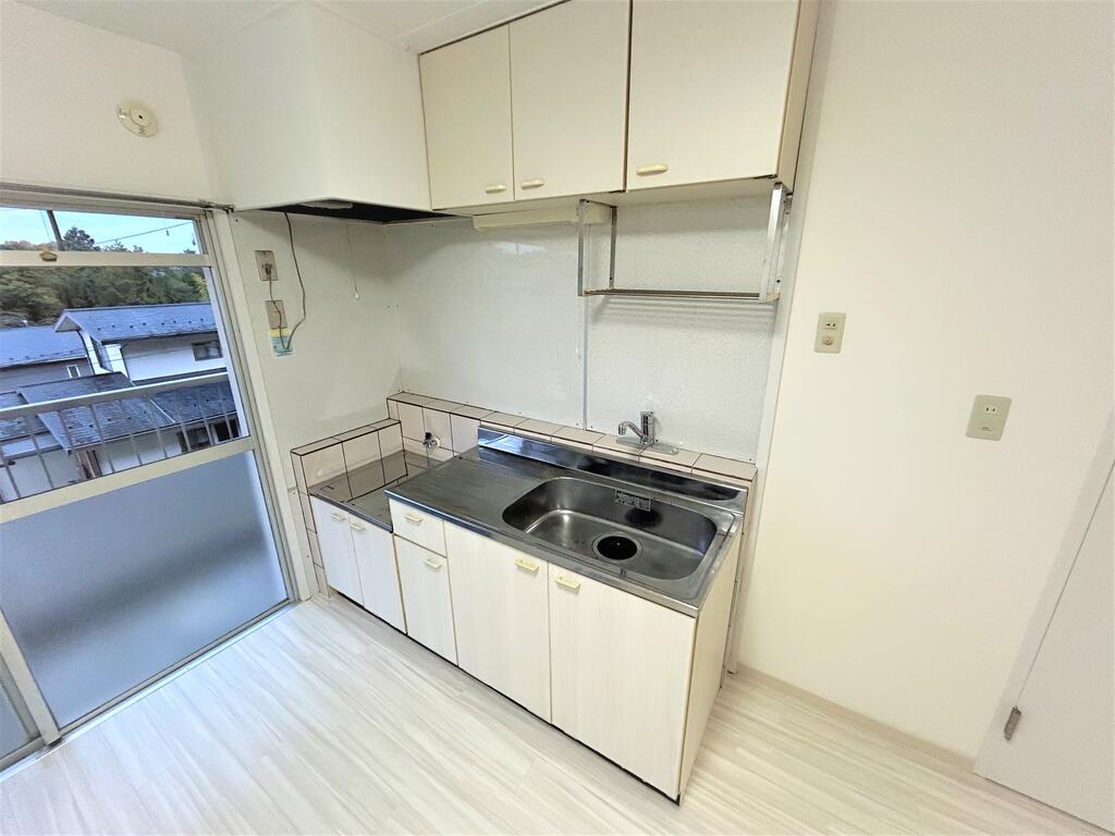 キッチン　画像は別号室のものになります。ご参考までに