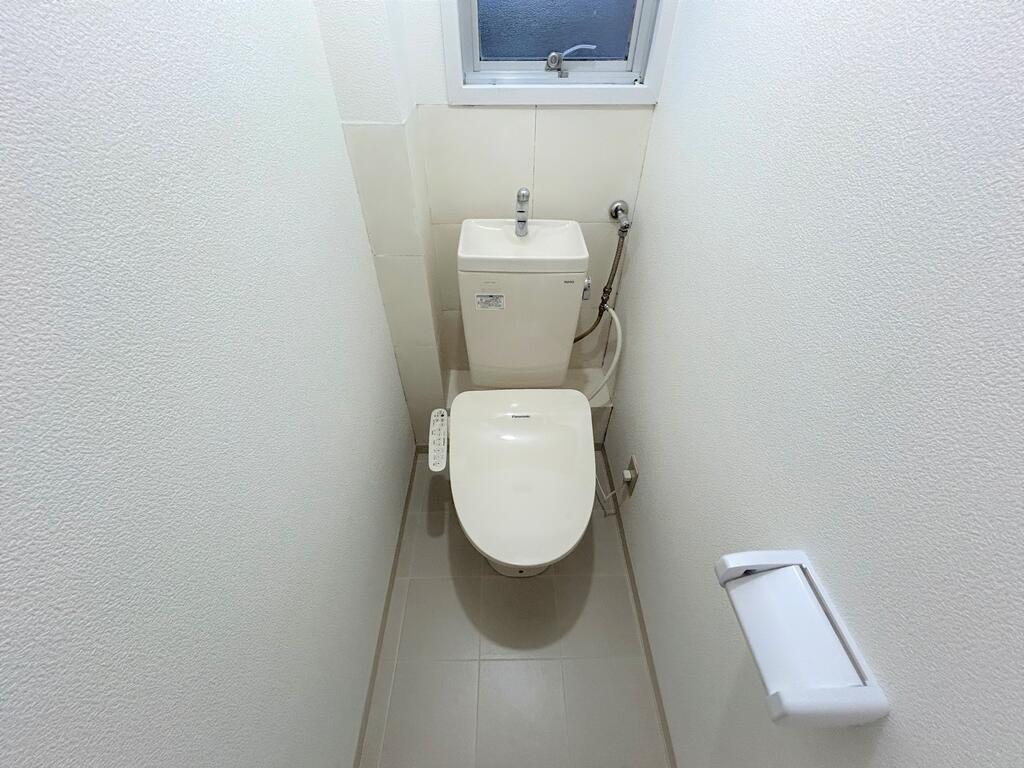 トイレ　画像は別号室のものになります。ご参考までに