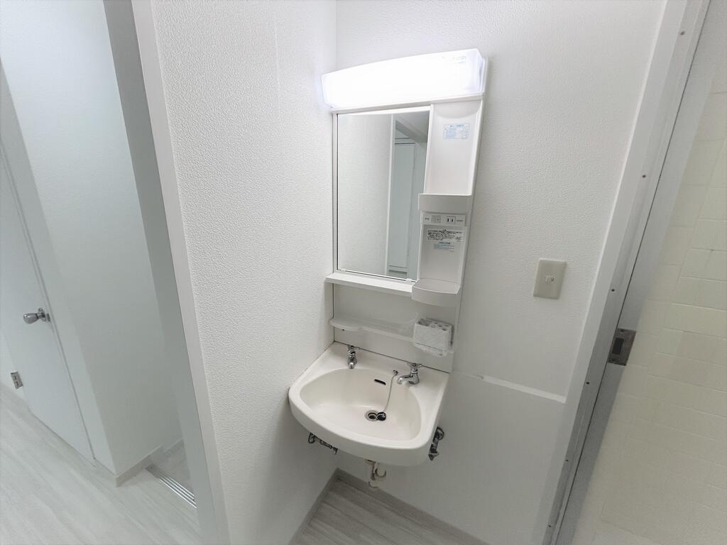 洗面設備　画像は別号室のものになります。ご参考までに