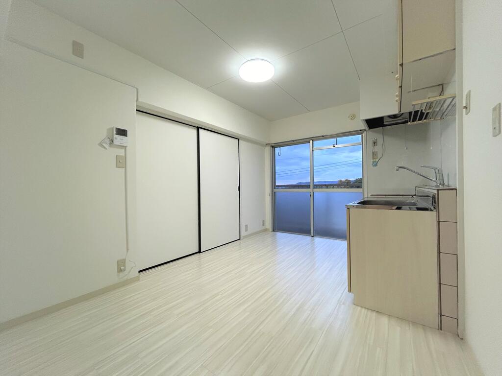 居室・リビング　画像は別号室のものになります。ご参考までに