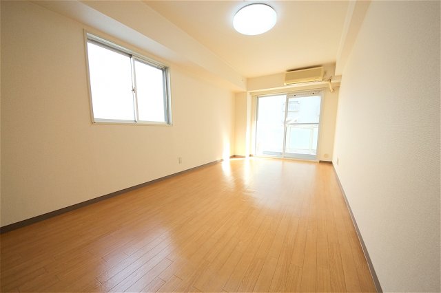 居室・リビング　明るい洋室