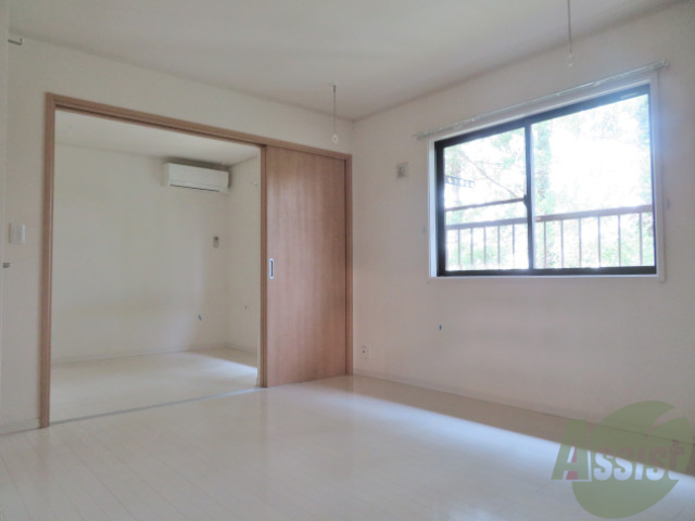 居室・リビング　リビングは８帖あり仕切りの向こうは４．５帖洋室になります。