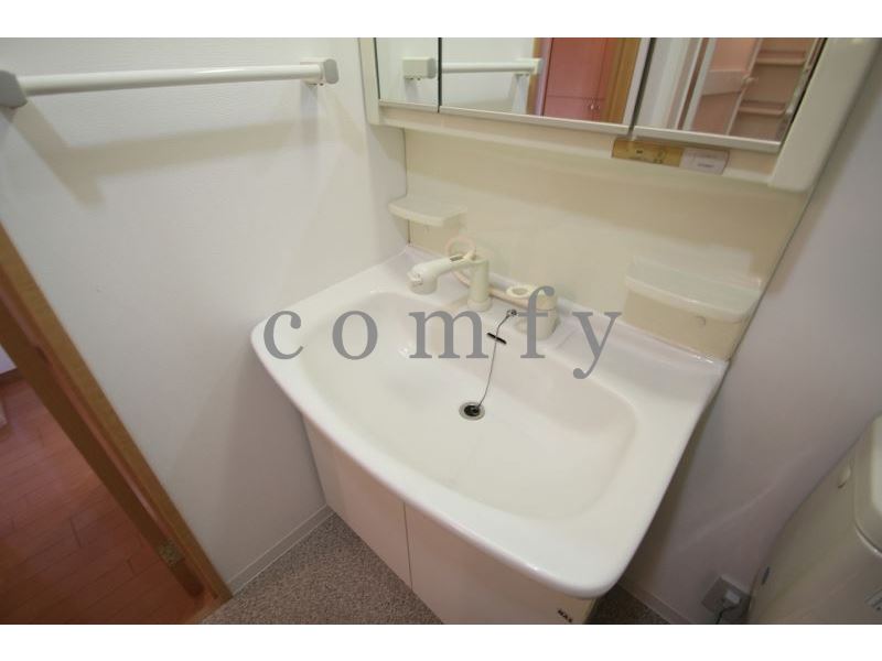 洗面設備　シャワー付き・三面鏡独立洗面台