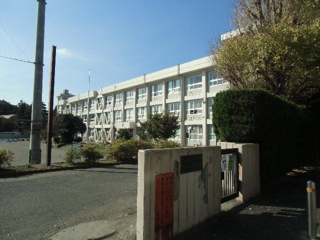 中学校　横須賀市立不入斗中学校（中学校）まで1004m