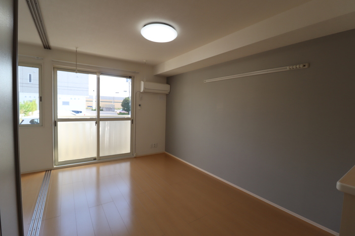 居室・リビング　リビング全景（デザインクロス仕様、照明付）