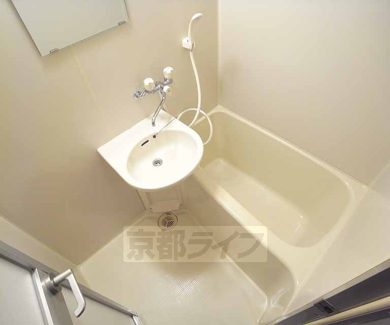 バス・シャワールーム　バスルームです。