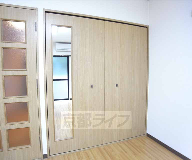 収納　鏡付きの収納です。