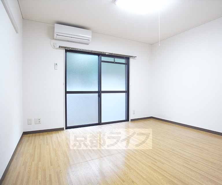 居室・リビング　８帖の洋室です。梁も無く、広々としています。