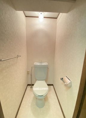 トイレ　バストイレ別です。