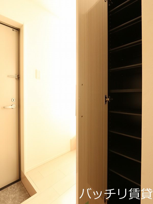 玄関　別号室タイプの為、現状を優先致します。