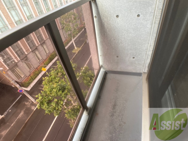 バルコニー　バルコニーです。洗濯物を干すもよし、一息つくもよしですね。