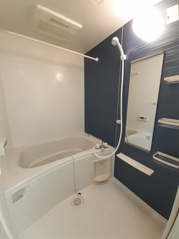 バス・シャワールーム　コンパクトで使いやすいお風呂です